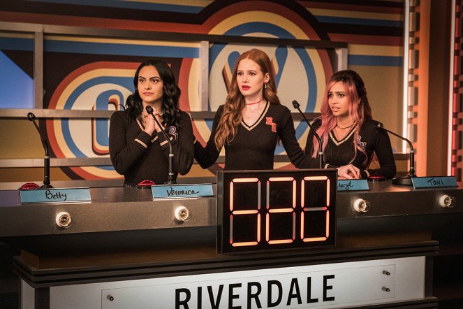 Riverdale - Kapitola 68: „Kvízová show“ - Z filmu - Camila Mendes, Madelaine Petsch, Vanessa Morgan