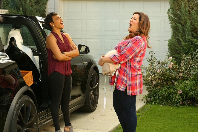 American Housewife - Can't Hide It Anymore - Photos - Carly Hughes, Katy Mixon