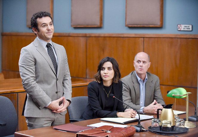 The Grinder - Blood Is Thicker Than Justice - Z filmu - Fred Savage, Natalie Morales