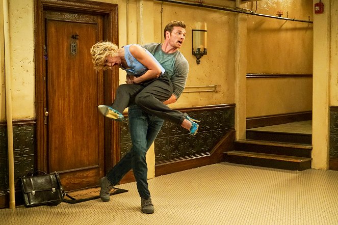 Tři kluci a nemluvně - The Tuck Stops Here - Z filmu - Chelsea Kane, Derek Theler