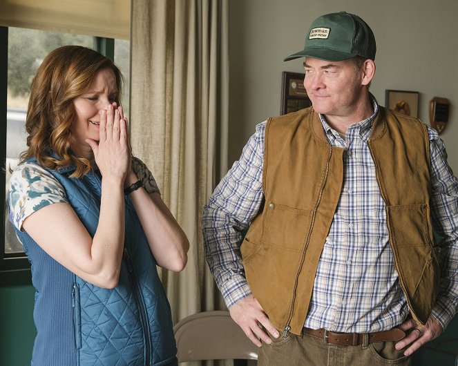 Farma na spadnutí - Tornado Season: Part Two - Z filmu - Lennon Parham, David Koechner