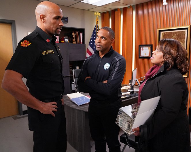 Station 19 - Kostlivci ve skříni - Z filmu - Boris Kodjoe, Jason George, Chandra Wilson