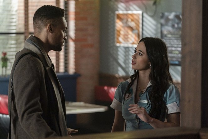 Roswell: Nové Mexiko - Linger - Z filmu - Cleo Anthony, Jeanine Mason