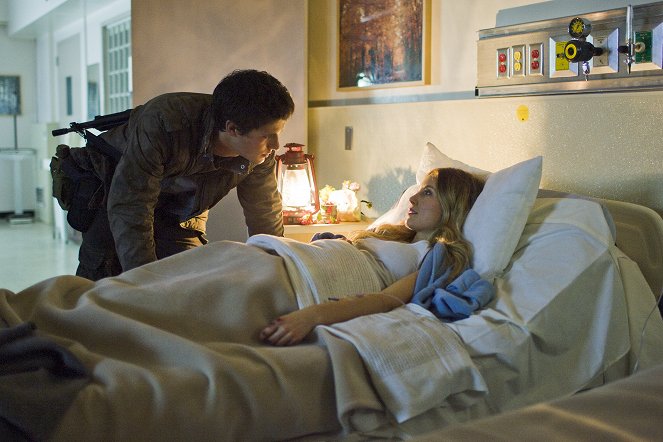 Falling Skies - Love and Other Acts of Courage - Z filmu - Drew Roy, Sarah Carter
