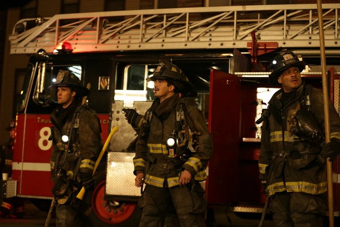 Chicago Fire - Realita nepočká - Z filmu - Jesse Spencer, Yuriy Sardarov, Joe Minoso
