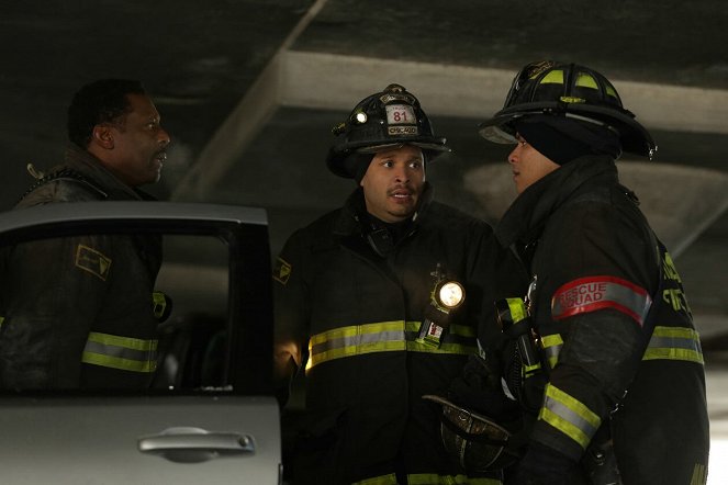 Chicago Fire - Temný den - Z filmu - Eamonn Walker, Joe Minoso, Charlie Barnett