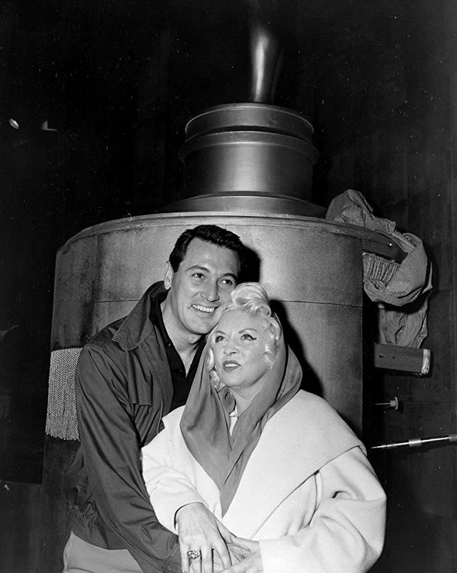 The 30th Annual Academy Awards - Z filmu - Rock Hudson, Mae West