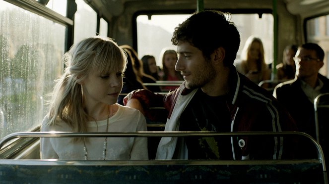 Kelly + Victor - Z filmu - Antonia Campbell-Hughes, Julian Morris