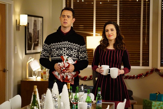 Rodinka na kousky - College Stealing Santa Caroling - Z filmu - Colin Hanks, Zoe Lister Jones