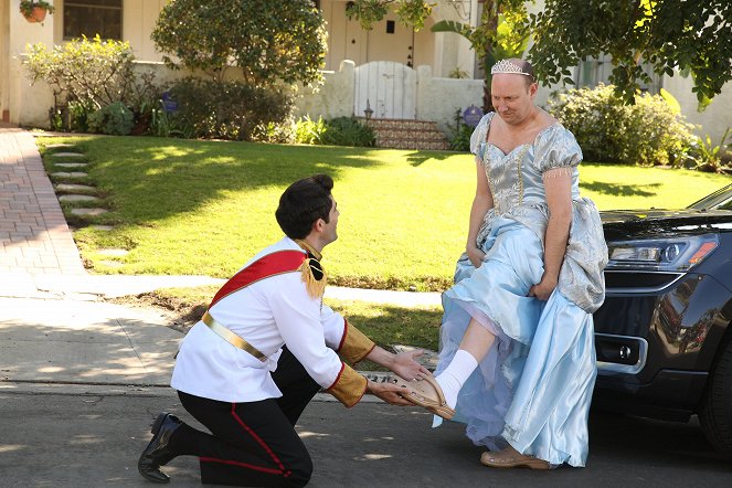 Rodinka na kousky - Cinderella Fantasy Prom Dougie - Z filmu - Dan Bakkedahl