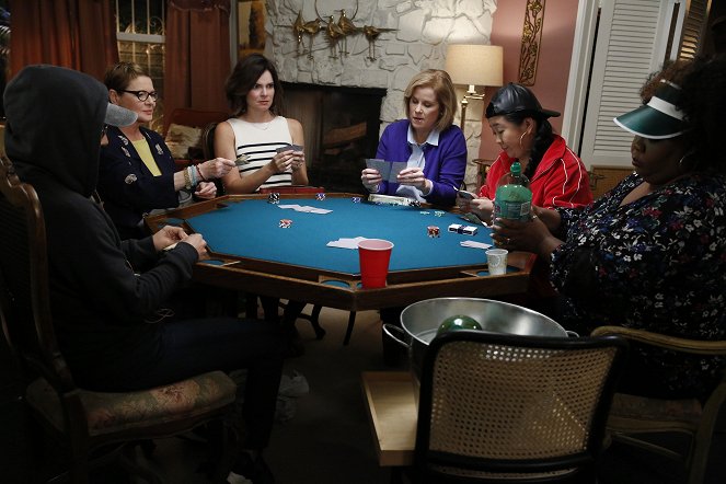 Rodinka na kousky - Treasure Ride Poker Hearing - Z filmu - Dianne Wiest, Betsy Brandt, Marypat Farrell, Sherry Cola
