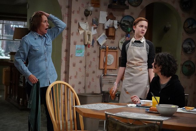 The Conners - A Cold Mom, a Brother Daddy and a Prison Baby - Z filmu - Laurie Metcalf, Ames McNamara