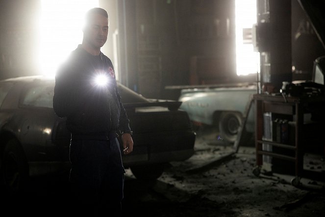 Chicago Fire - Smash Therapy - Photos - Taylor Kinney