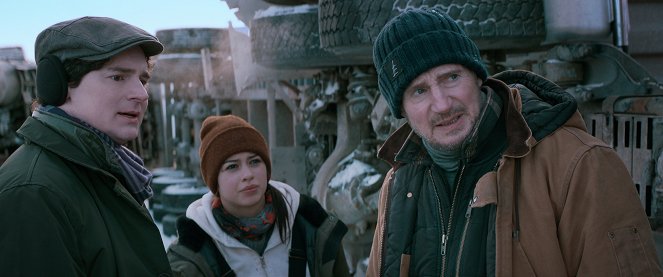 Mrazivá past - Z filmu - Benjamin Walker, Amber Midthunder, Liam Neeson