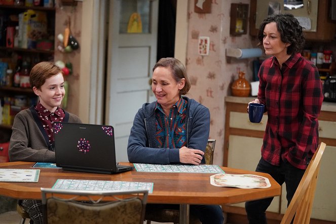 The Conners - Two Proposals, a Homecoming and a Bear - Z filmu - Ames McNamara, Laurie Metcalf, Sara Gilbert