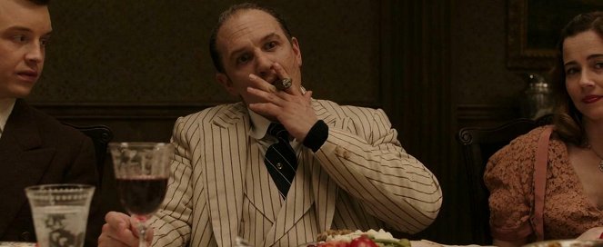 Capone - Z filmu - Noel Fisher, Tom Hardy, Linda Cardellini