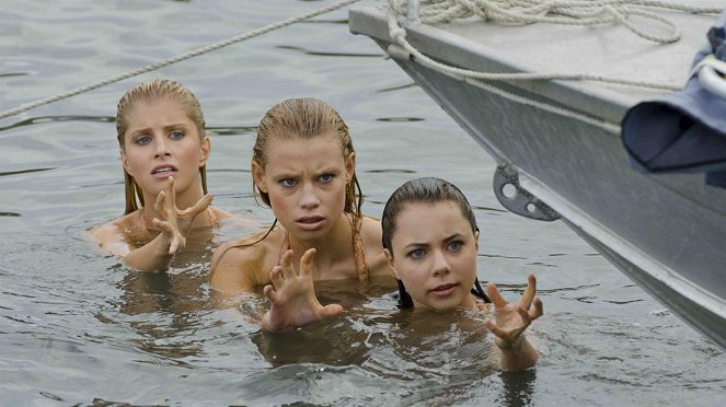 Mořské panny z ostrova Mako - Close Call - Z filmu - Amy Ruffle, Lucy Fry, Ivy Latimer