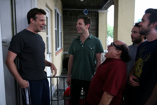 It's Always Sunny in Philadelphia - Parta přijímá nového člena - Z filmu - Jason Sudeikis, Glenn Howerton, Danny DeVito, Charlie Day, Rob McElhenney
