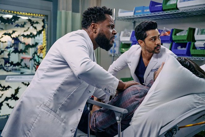 Doktoři - Nejtenčí závoj - Z filmu - Malcolm-Jamal Warner, Manish Dayal