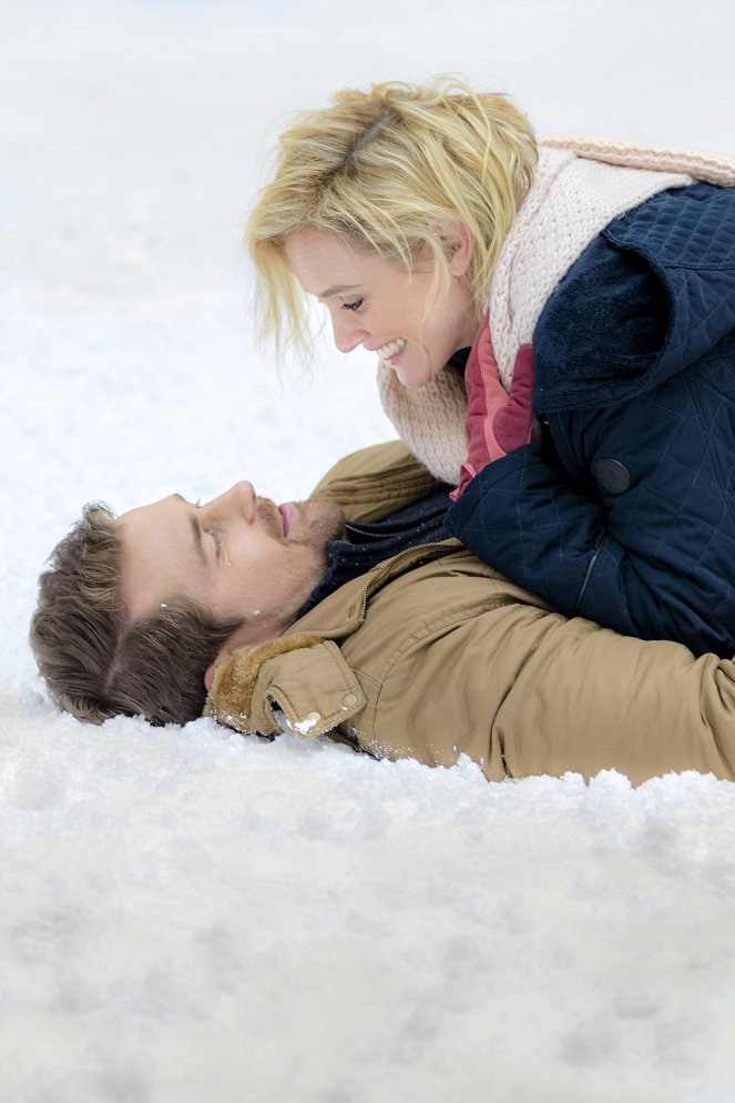 Romance at Reindeer Lodge - Z filmu - Josh Kelly, Nicky Whelan