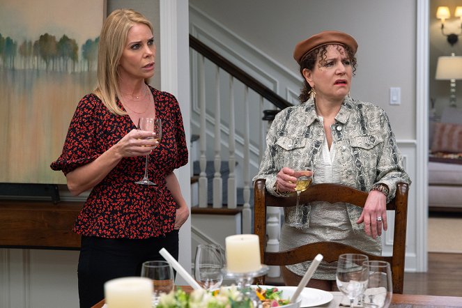 Curb Your Enthusiasm - The Mini Bar - Photos - Cheryl Hines, Susie Essman