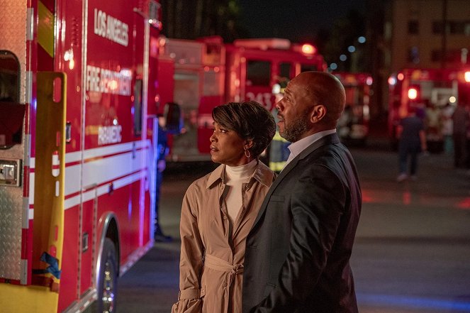 9-1-1 - Pomoc na mieste - Z filmu - Angela Bassett, Rockmond Dunbar