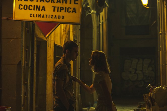 Láska přes okno - Z filmu - Julio Peña, Clara Galle