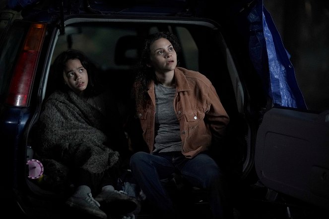 La brea - The New Arrival - Z filmu - Chloe De Los Santos, Lily Santiago