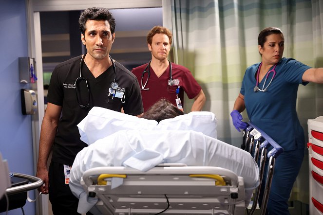 Chicago Med - Season 7 - You Can't Always Trust What You See - Z filmu - Dominic Rains, Nick Gehlfuss, Lorena Diaz