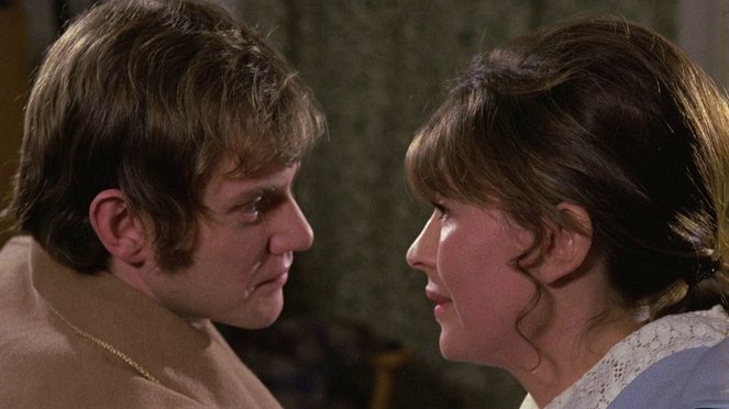 Běsnící měsíc - Z filmu - Malcolm McDowell, Nanette Newman