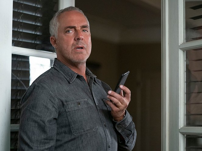 Bosch: Legacy - Message in a Bottle - Photos - Titus Welliver