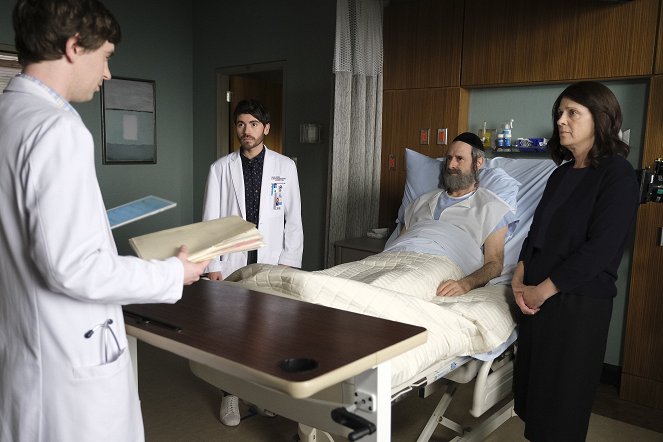 Dobrý doktor - Sons - Z filmu - Freddie Highmore, Noah Galvin, Richard Topol, Kathe Mazur