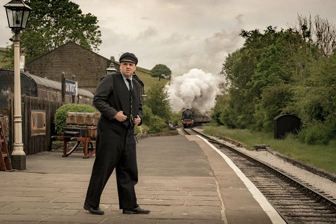 The Railway Children Return - Z filmu - John Bradley