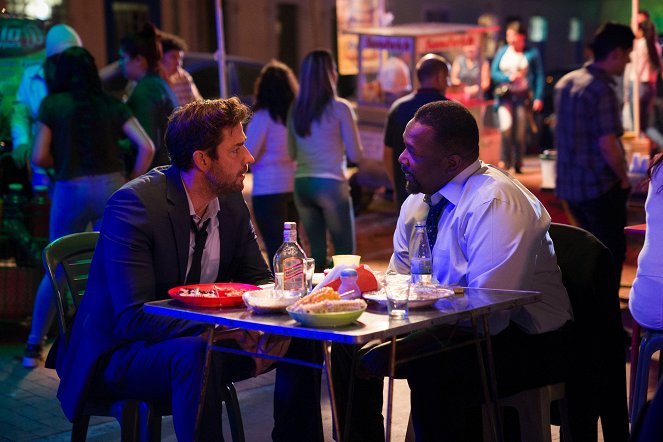 Jack Ryan - Náklad - Z filmu - John Krasinski, Wendell Pierce