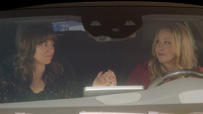 Dead to Me - We're Almost out of Time - Photos - Linda Cardellini, Christina Applegate