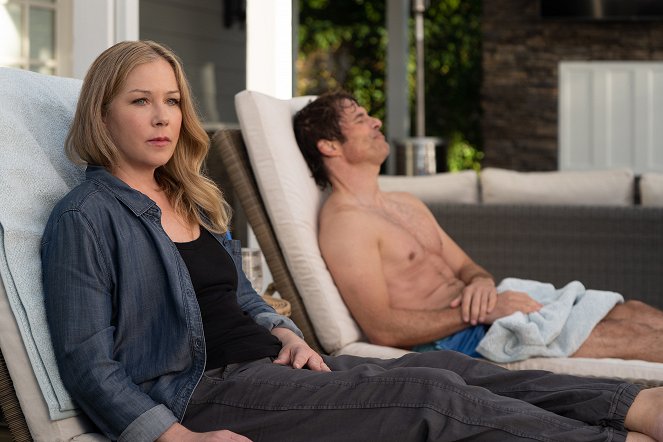 Dead to Me - We've Reached the End - Photos - Christina Applegate, James Marsden