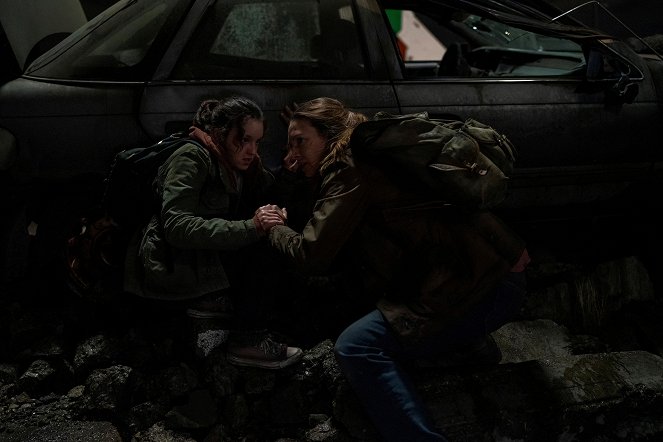 The Last of Us - Season 1 - Když se ztratíš v temnotě - Z filmu - Bella Ramsey, Anna Torv