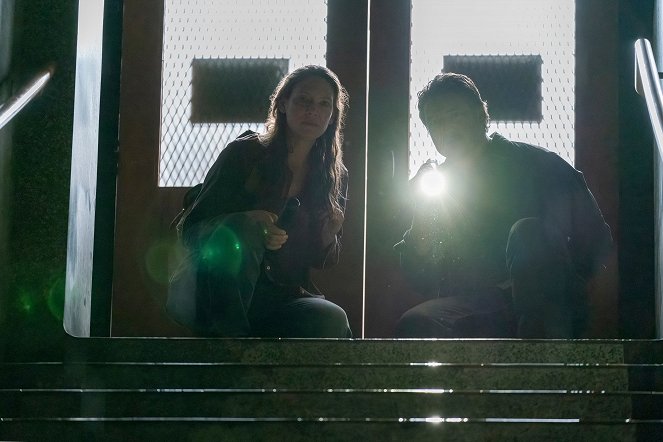 The Last of Us - Season 1 - Když se ztratíš v temnotě - Z filmu - Anna Torv, Pedro Pascal