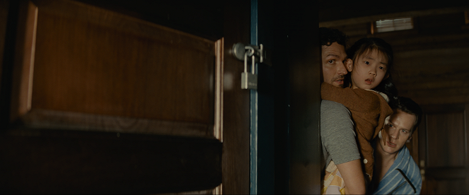 Někdo klepe na dveře - Z filmu - Ben Aldridge, Kristen Cui, Jonathan Groff