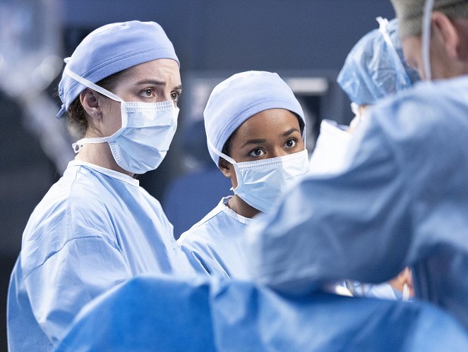 Chirurgové - Školení - Z filmu - Adelaide Kane, Alexis Floyd