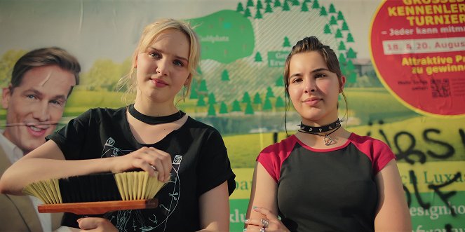 Doppelhaushälfte - Golfkrieg - Z filmu - Jule Hermann, Helena Yousefi