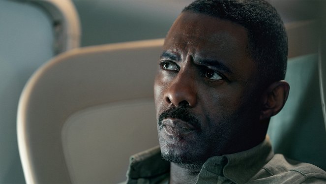 Únos letadla - Méně než hodina - Z filmu - Idris Elba