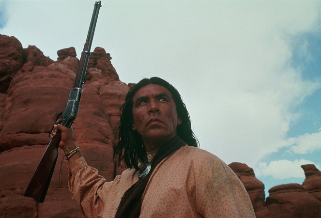 Geronimo: Americká legenda - Z filmu - Wes Studi