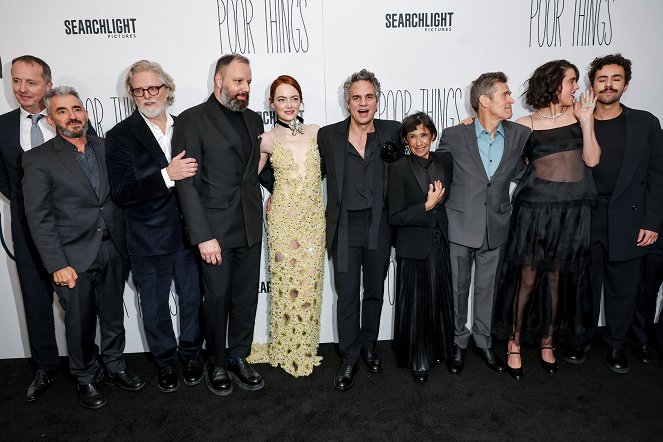 Chudáčci - Z akcí - The Searchlight Pictures “Poor Things” New York Premiere at the DGA Theater on Dec 6, 2023 in New York, NY, USA - Andrew Lowe, Tony McNamara, Yorgos Lanthimos, Emma Stone, Mark Ruffalo, Kathryn Hunter, Willem Dafoe, Margaret Qualley, Ramy Youssef