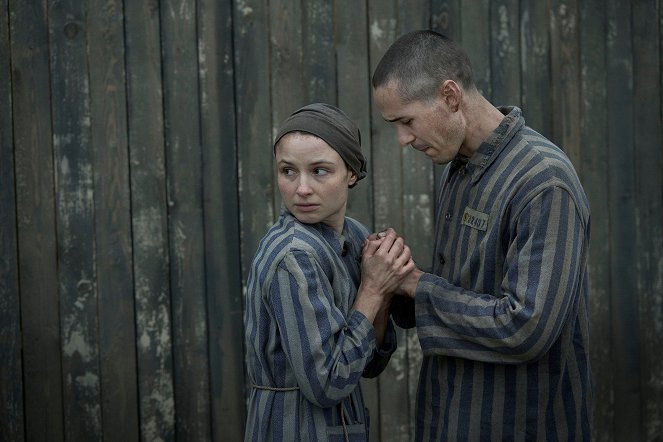 Tetovač z Auschwitzu - Episode 5 - Z filmu - Anna Próchniak, Jonah Hauer-King