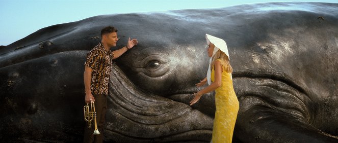 Palm Royale - Maxine zachraňuje velrybu - Z filmu - Ricky Martin, Kristen Wiig