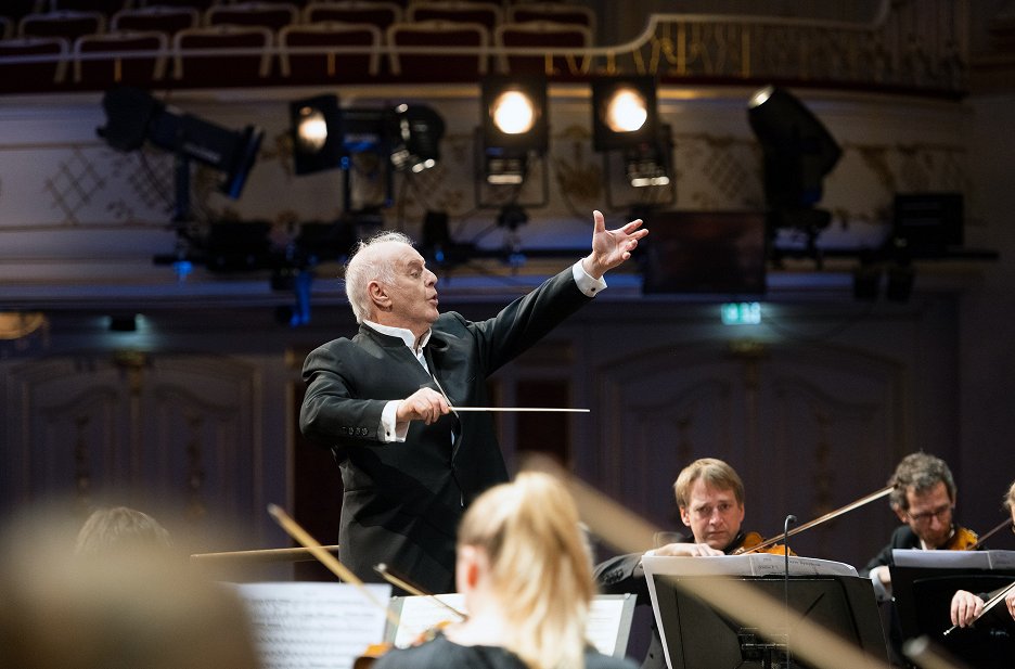 Barenboim Dirigiert Beethovens Symphonie Nr Aus Der Staatsoper