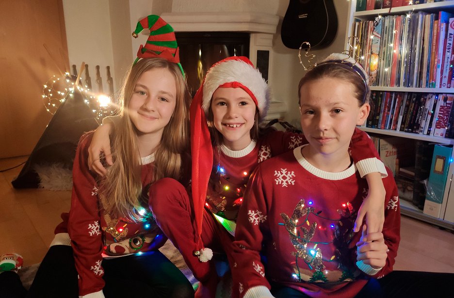 Elora Cleo Charlotte und ihr Weihnachtsmärchen 2022 Galéria Z