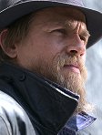 Charlie Hunnam wird zu einem Monster