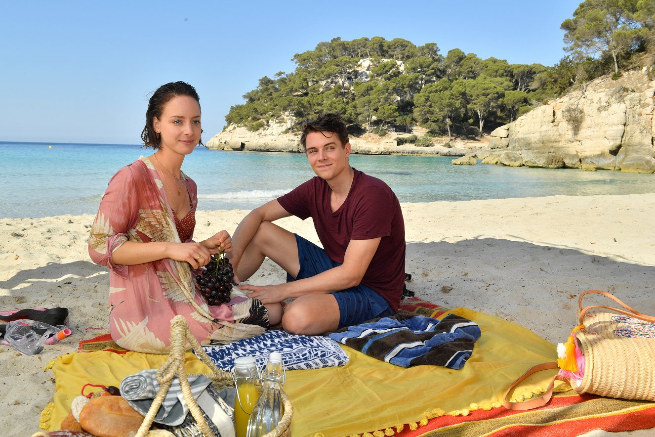 Kreuzfahrt ins Glück Hochzeitsreise nach Menorca (2019) Galerie Z filmu ČSFD.cz Kreuzfahrt ins Glück Hochzeitsreise nach Menorca (2019) Galerie Z filmu ČSFD.cz